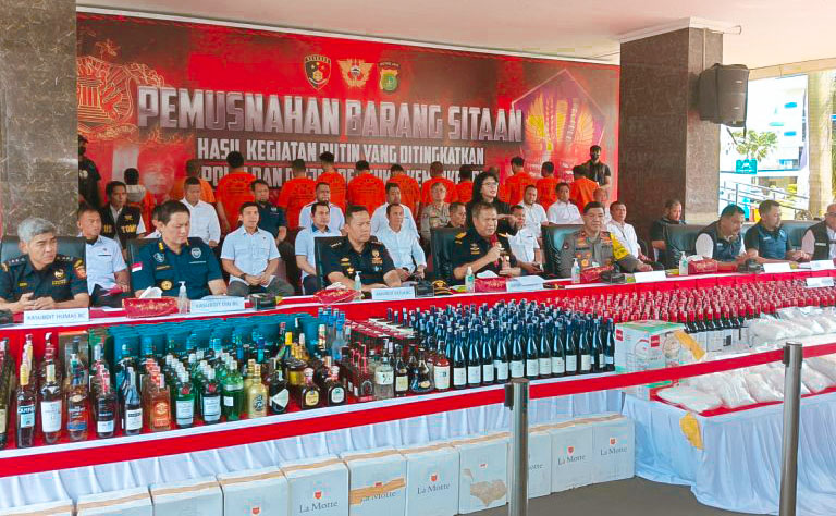 Konfrensi pers Pemusnahan barang Sitaan :  Kerjasama Polri dan Bea Cukai Ungkap Sindikat Narkotika Massal