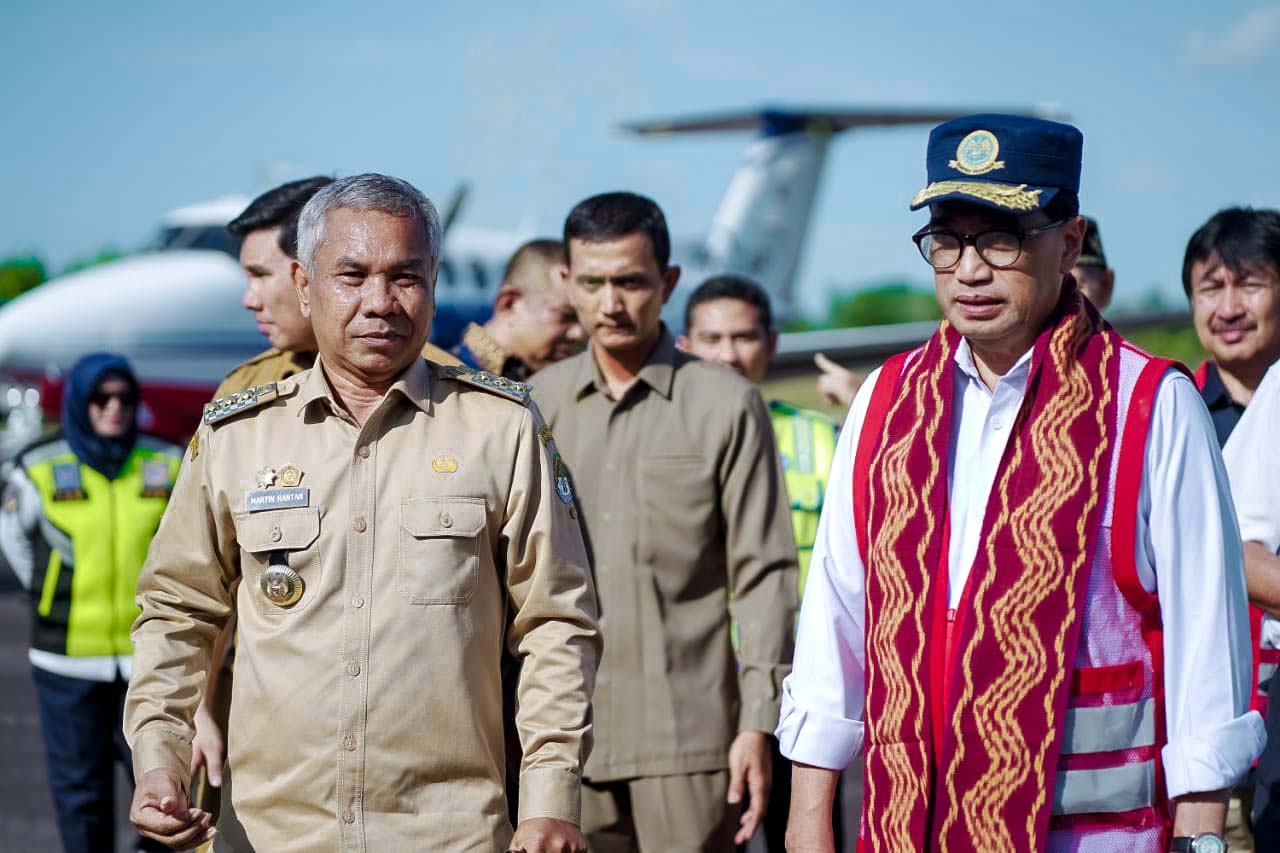 Menteri Perhubungan RI, Meninjau Bandara Rahadi Usman Ketapang