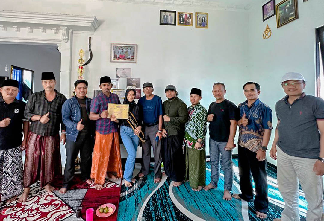 Ketua Forum Persaudaraan Madura Ketapang Hayadi Ridho’ie, S.Sos.I., Dan Sejumlah sesepuh dan tokoh pemuda Madura hadiri acara syukuran atas keberhasilan Maisarah Echa, dalam meraih juara umum Dan Duta Budaya Indonesia