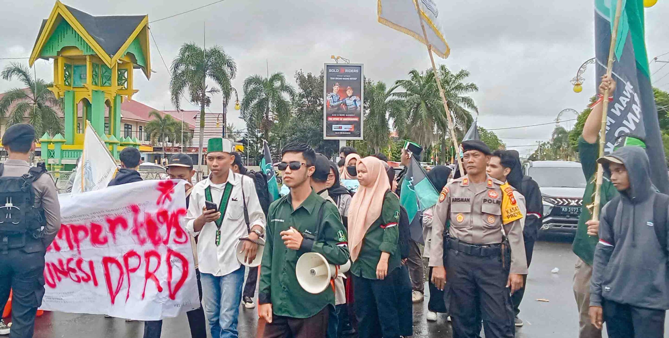 Aksi Demonstrasi Mahasiswa Warnai Pelantikan DPRD Ketapang Periode 2024-2029