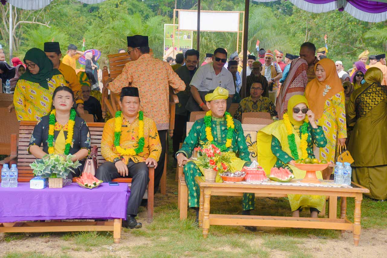 Wakil Bupati Ketapang H. Farhan, Hadiri Acara Budaya Robo’-Robo’ di Sungai Laur