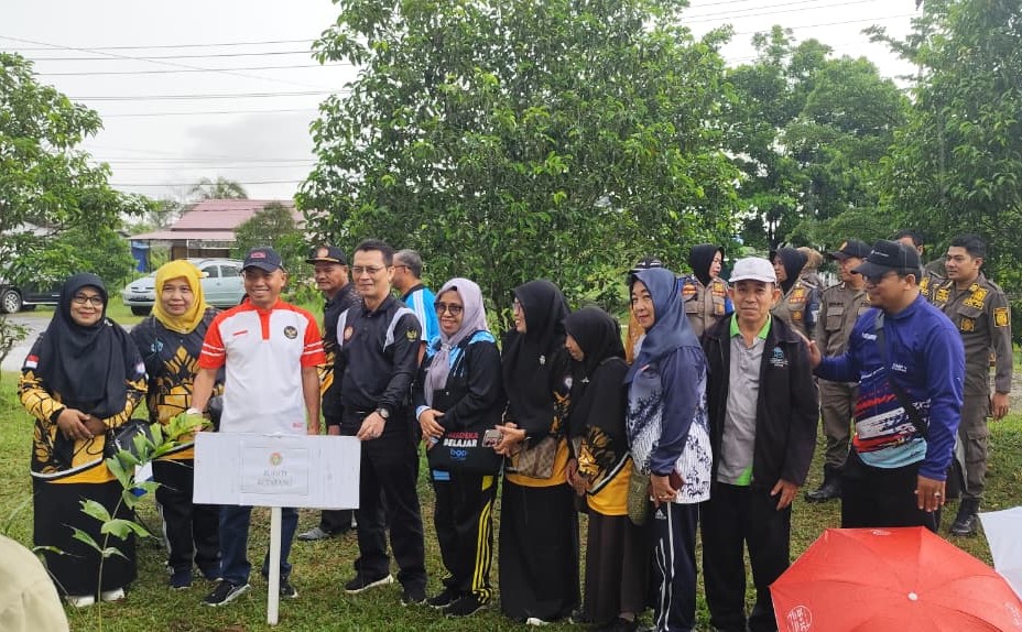 Semangat Tak Surut, Penanaman Pohon di Ketapang Tetap Berlangsung Meski Diguyur Hujan