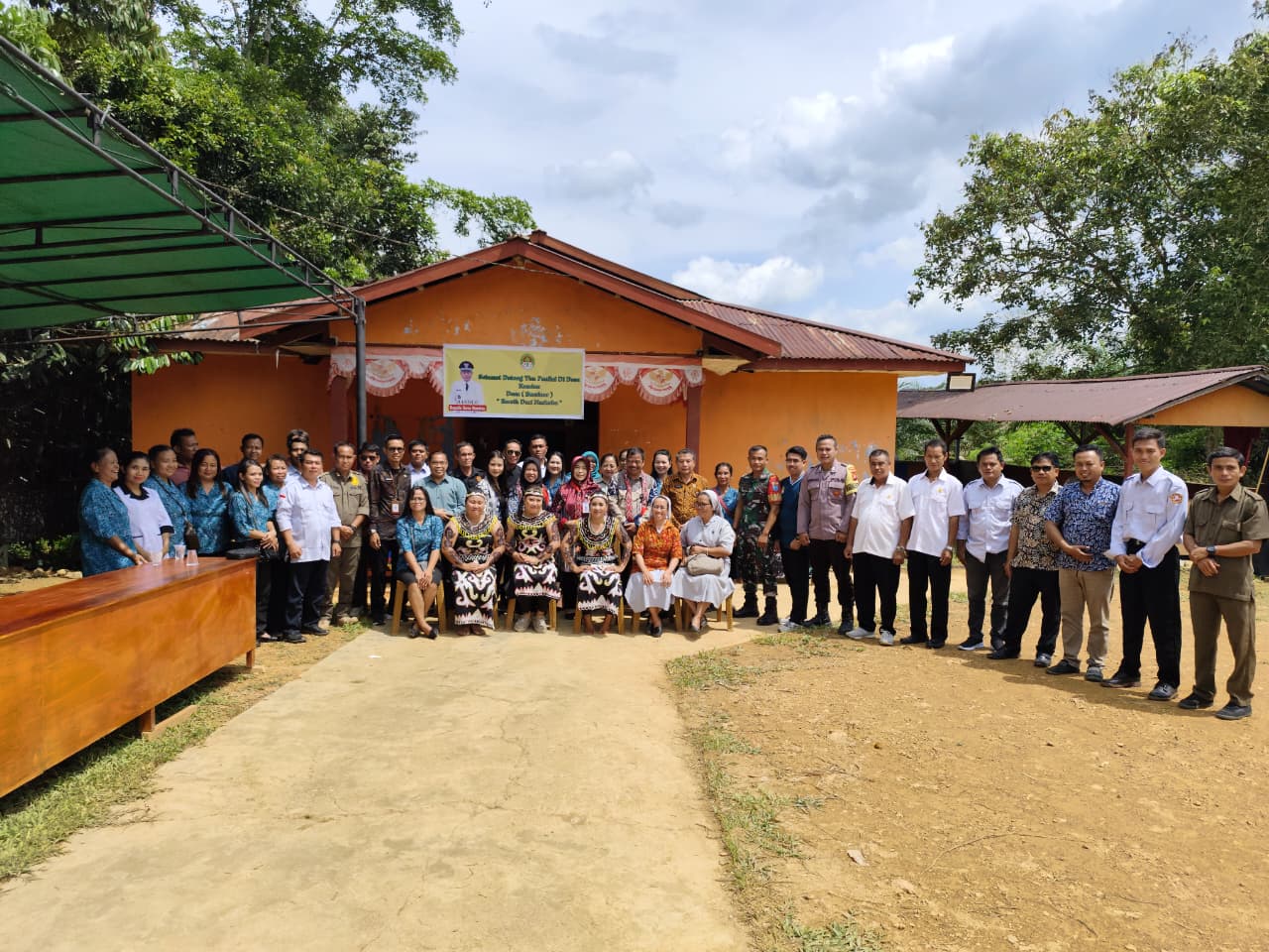 Kesbangpol Ketapang Lakukan Verifikasi Lapangan Desa Bersinar di Desa Randau, Kecamatan Sandai